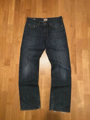 Vintage Hugo Boss Jeans - Vintage straight leg jeans.  Brand: Hugo Boss Tagged size: 33/32  Waist (flat): 42cm Length: 105cm Leg opening: 21cm  More jeans available on my profile. Nr 18