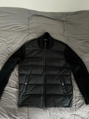 Herno cardigan  - Jättefin cardigan i 100% ull från märket Herno i storlek 52. Jätte fint skick förutom en liten lagning på 5te bilden som knappt syns. Perfekt för våren och hösten och som lagerplagg under vintern. Nypris 7599