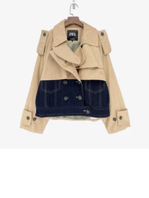 SÖKER Beige och blå trenchcoat från Zara - HÖR AV DIG OM DU HAR Unik trenchcoat från Zara i beige med kontrasterande blå jeansdetaljer och dubbla knapprader. Jackan har bred krage, axelklaffar och dekorativa knappar vid ärmslut. Perfekt för dig som gillar statement-plagg och mixade material.