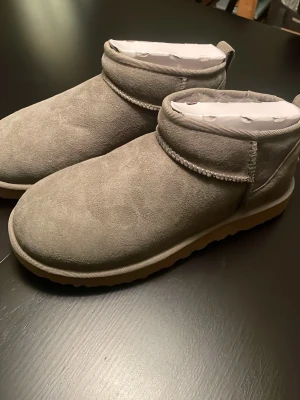 Ljusgröna Ugg Classic ultra mini - Säljer dessa helt oanvända Uggs pga fel storlek! Dom har endast testats en gång och har legat i sin låda sen dess! Jättefin färg, modell och sko. Skon har inga defekter och du får med låda till skorna! Köpta på Miinto, original pris 2000kr, jag säljer dom för 1700kr. Se bild 4 för att se färgen i rätt ljus! Bara att skriva om det är något du undrar! Jag kan tänka mig att förhandla kring priset 