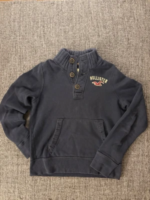 Hollister tröja - sällsynt  - Säljer nu denna eftertraktade hollister hoodien. Skick 9/10, sjukt snygg och passar till allt. Modellen produceras ej längre och är därav väldigt eftertraktad. Kan även gå ner i pris vid snabb affär! 