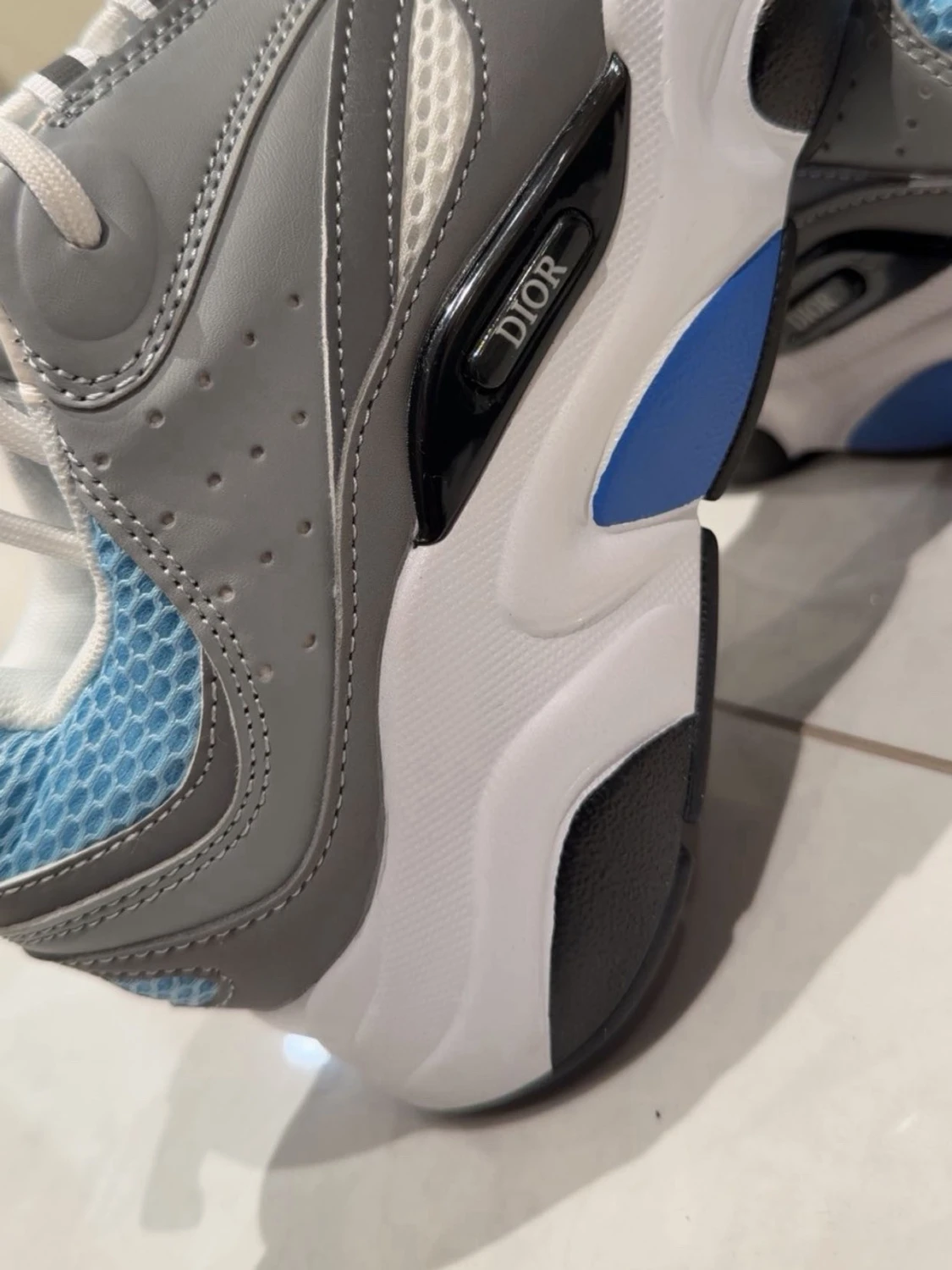 Dior sneakers i grått, vitt och blått - 1