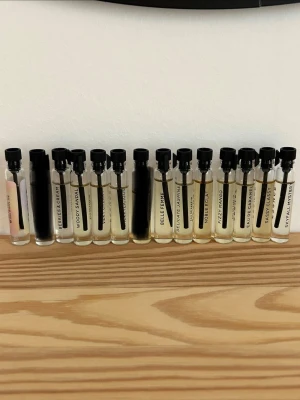 ESSNCE TESTER - 12 st testers i följande dofter: Aurora vanille Berries & cream Woody sandal Very cherry Cherrylicious Belle femme Delicate Jasmine Noble eclat Fizzy mango Eau de Caramel Sassy classy Skyfall mystery (oöppnad)  Kan också sälja för 25kr styck eller 5 för 100