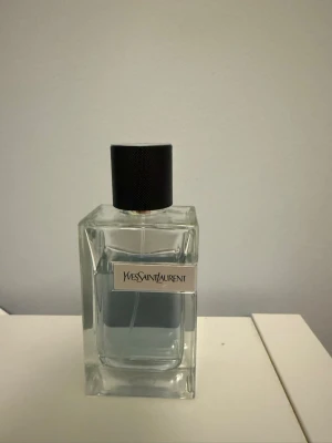 Yves Saint Laurent parfym herr - Yves Saint Laurent Eau de toilete. Köpt för ca 1100kr. Ungefär lite mer än 2/3 kvar.  100ml flaska