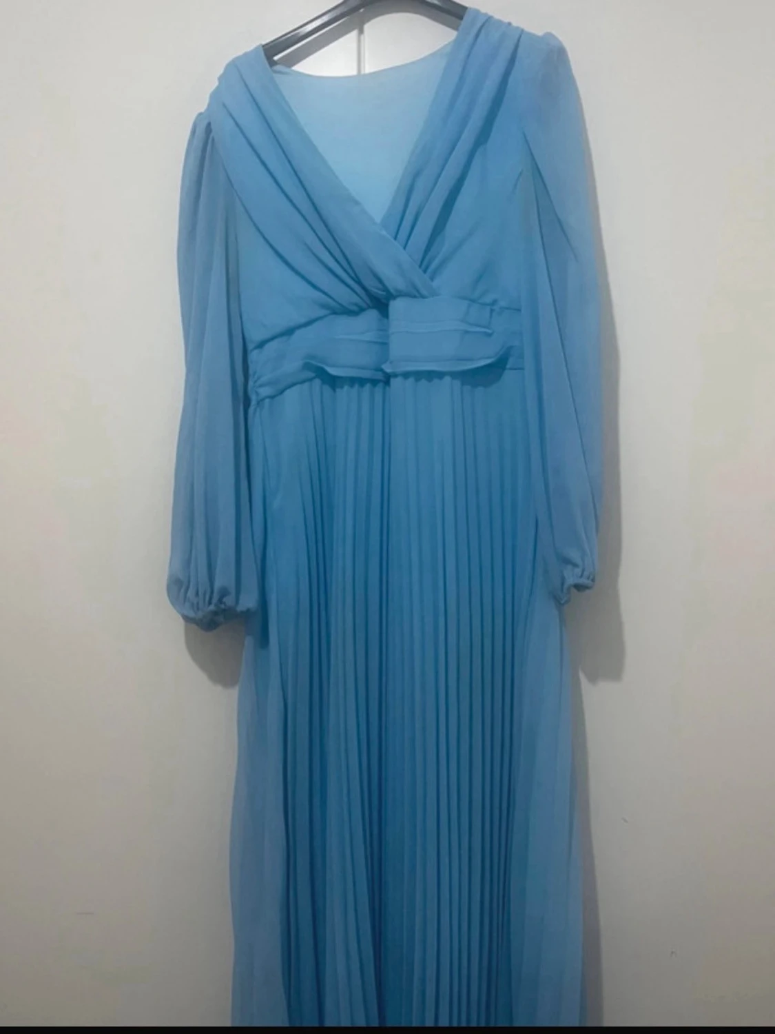 Ljusblå långklänning med omlott