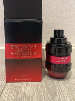 Spicebomb Infrared EdP från Viktor & Rolf - Spicebomb Infrared Eau de Parfum från Viktor & Rolf i en cool, granatinspirerad flaska med svart och röd design. Doften kommer i en 90 ml sprayflaska och har en intensiv, kryddig och modern känsla. Perfekt för dig som gillar unika och kraftfulla parfymer.