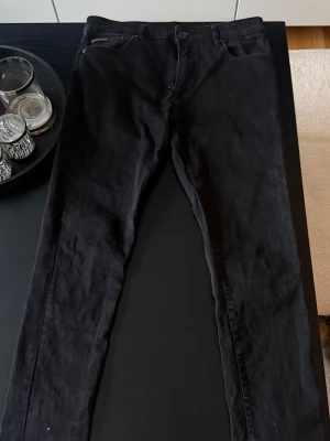 Dolce Gabbana Jeans - Säljer ett par Slim svarta jeans från Dolce gabbana Använda max 1-3 gånger, använder ej pris kan diskuteras.