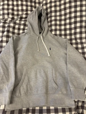 Hoodie från Ralph lauren  - En snygg grå hoodie från Ralph lauren. Stilren och perfekt nu till våren. Nypris 2100. Storlek S/M