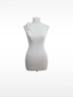 Vit ärmlös topp med rosettdetalj - Fin armlös topp som passar perfket nu till våren och sommaren