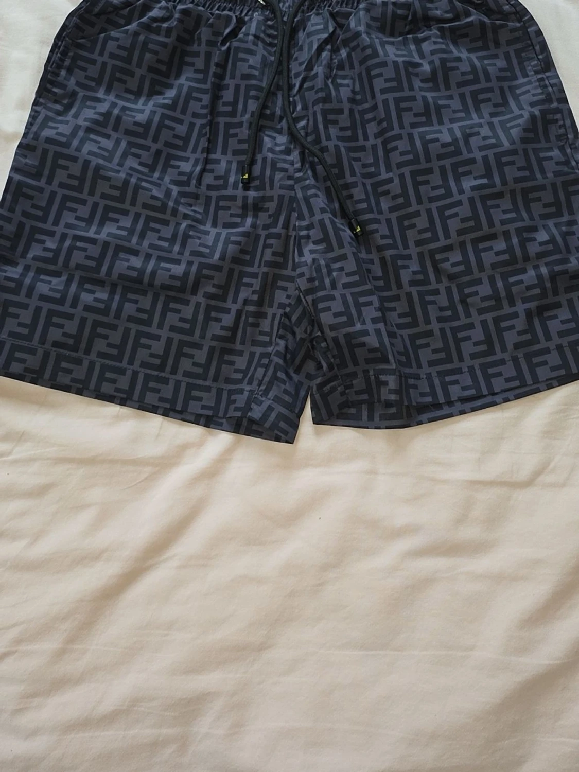 Svarta Fendi shorts med logomönster