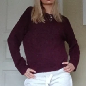 Vinröd stickad tröja - Snygg vinröd stickad tröja I storlek xs från Lager 157. Den är använd fåtal gånger och säljer då jag behöver mer plats i garderoben. Pris kan diskuteras💕