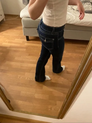 Jeans med fickor  - Från Gina Young. Slitna nere vid benen 