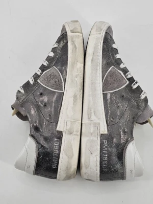 Philippe Model Paris sneakers storlek 37 - Säljer ett par Philippe model paris sneakers i strl 37 Jätte bra skick