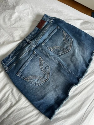 Hollister jeanskjol  - Jeanskjol från hollister💕 snygga detaljer 🥰 W28
