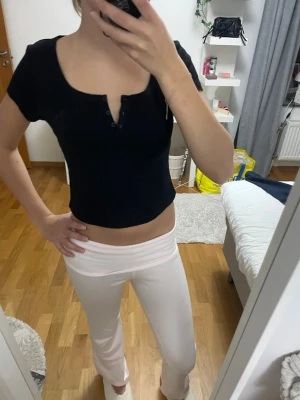 Söt svart T-shirt - Går att knäppa med tre knappar, omsluter inte kroppen utan är mer luftig 