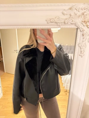 Jacka nakd  - Skinnjacka med päls inuti vilket gör den väldigt skön och varm! Använd max 3 gånger💕💕Köpt för drygt 600kr❣️