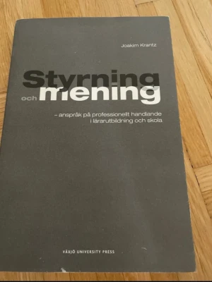 Styrning och mening Joakim Krantz - Boken 'Styrning och mening' av Joakim Krantz handlar om professionellt handlande i lärarutbildning och skola. Omslaget är grått med vit och svart text. Perfekt för dig som pluggar pedagogik eller lärarutbildning och vill fördjupa dig i styrning och meningsskapande.