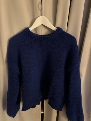 Mörkblå stickad tröja - En mörkblå stickad tröja med ribbade muddar vid hals, ärmslut och nederkant. Från SHEIN i storlek M