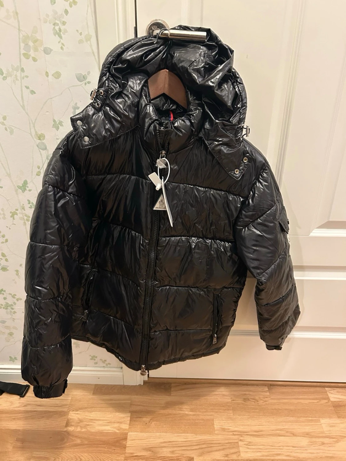 Svart glansig pufferjacka Moncler