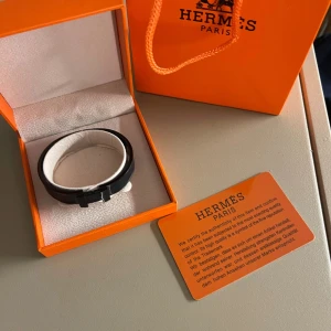 H armband helsvart - Stilrent H armband i helsvart passar till både kille och tjej pris kan diskuteras