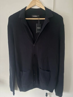 Dressmann cardigan M - Sjukt snygg trendig och populär Dressmann cardigan i storlek M säljes. Superfint skick helt ny med tagen kvar!