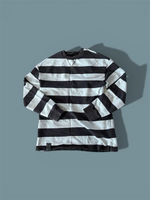 Svartvit randig långärmad tröja - Tjena! säljer en long sleeve tee  Den är använd några få gånger men har inga större fel!  Storlek XS  64cm lång, 49cm bred i midjan, 67cm lång från hals till ärmslut.  Hör av dig om du undrar något!