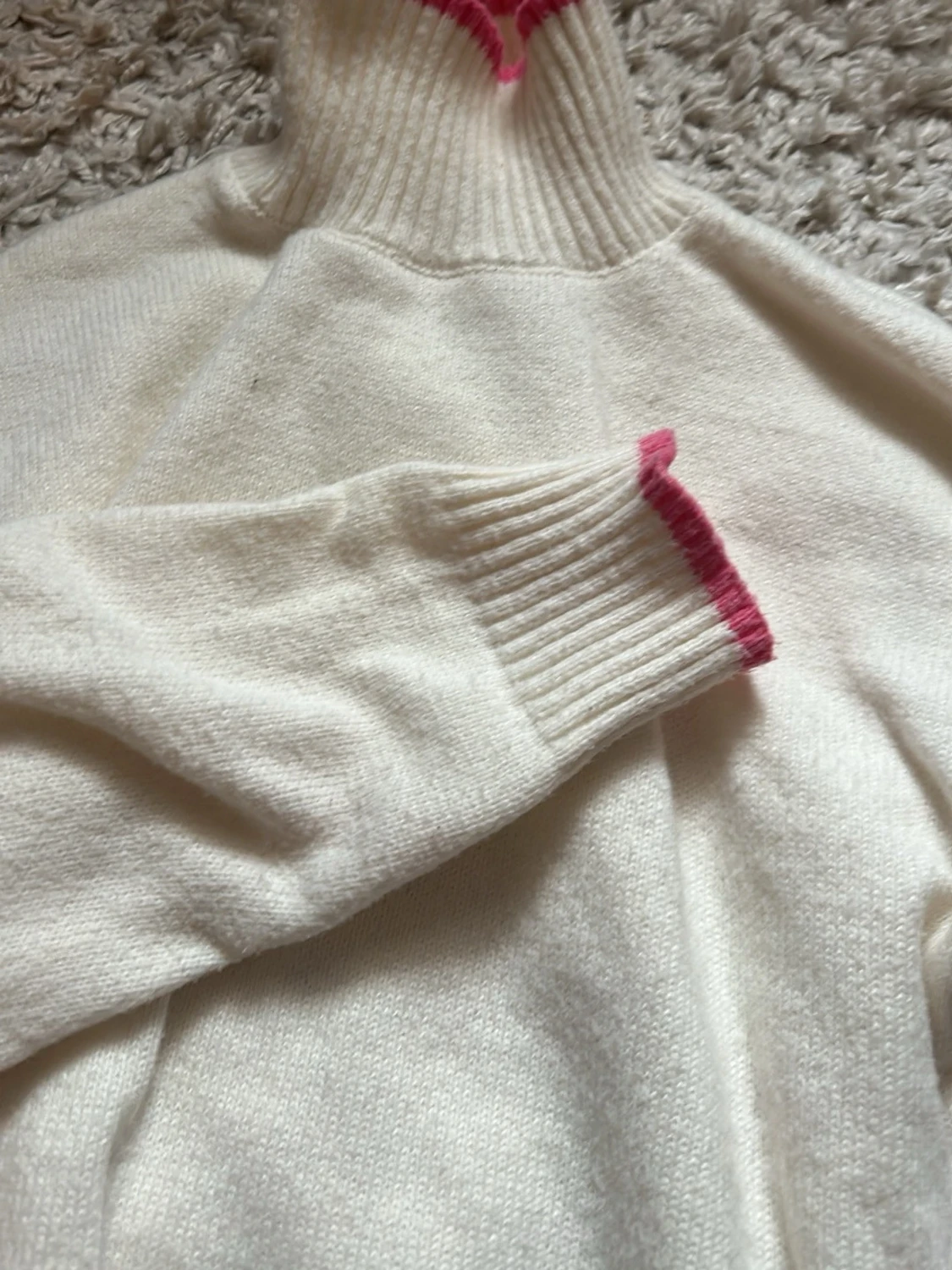 Vit polotröja med rosa detaljer - 2