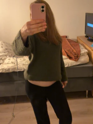 Olivgrön stickad tröja - Mysig olivgrön stickad tröja från gina tricot! Aldrig använd ! Obs! Ett litet hål vid armen som uppkom innan jag köpte den från butik! Ej nopprig eller andra tecken på användning💚