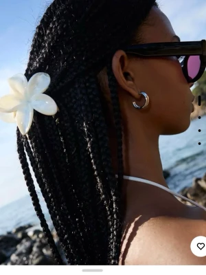 Blommiga hårklämmor  - Säljer superfina hårklämmor formade som blommor. Välj mellan olika storlekar och antal: 2 små: 15 kr. 1 stor + 1  liten 20 kr. 1 stor 15 kr . Fråga vid andra antal! 