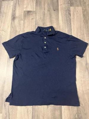 Mörkblå pikétröja från Polo Ralph Lauren - Polo piké i mycket bra skick.   Storlek 158/170.   Använd några gånger, säljs då den inte används längre.   Finns kvar om annonsen finns kvar 🙂
