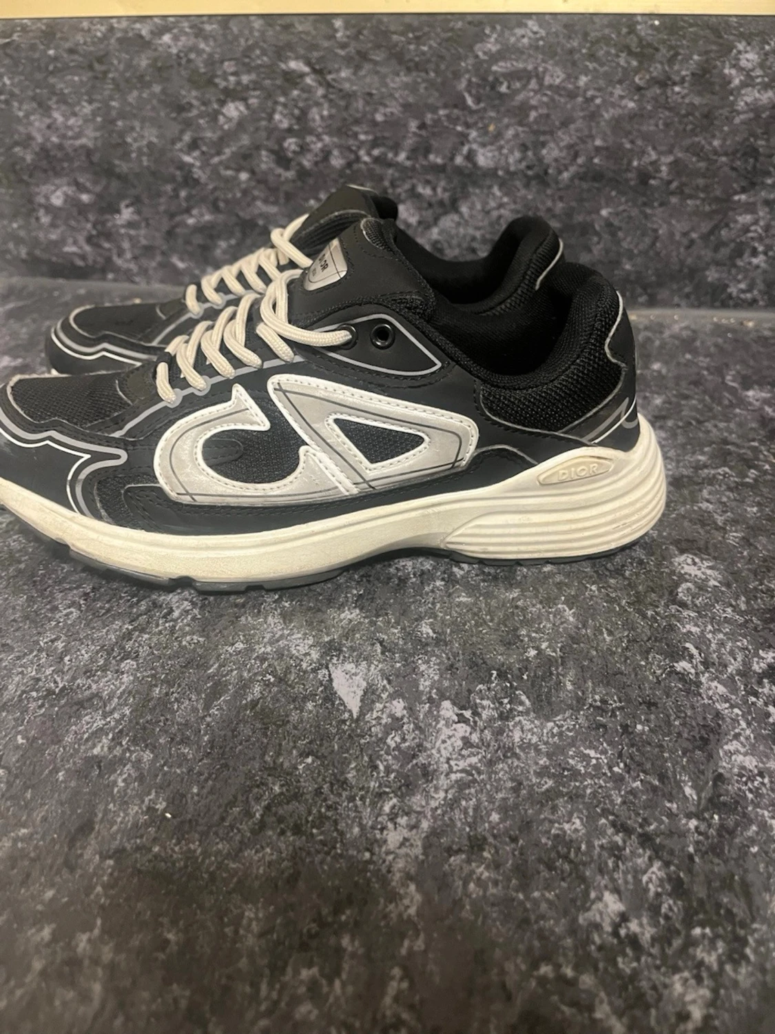 Svarta Dior sneakers med vita detaljer