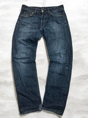 Filippa K jeans Herr - Säljer ett par riktig snygga Filippa K jeans som är as snygga och vintage eftersom dessa in går o få tag på. Dessa är i 30/34 men sitter mer som 29/30. måtten:  L95 cm, W38 cm. Hör av er vid fler funderingar 🤩