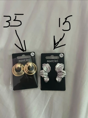 Två par örhängen från Montini - Säljer dessa örhängen då jag fick de i en mystery bag från ur och Penn och det är inte min stil. De går att köpa var för sig eller tillsammans. De är nya med prislapp