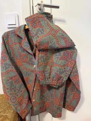 Mönstrad set  - Fint set med fina färger 100% bomull 