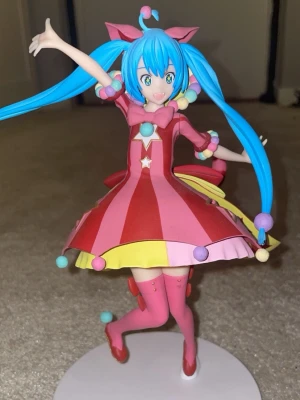 Hatsune Miku Figur - Hatsune miku figur, lite jobbigt att få in delarna men det funkar! har kvar boxen till den som är i perfekt skick förutom att jag inte har kvar själva plasten som den kanske kom i, så jag får bara se till att paketera in den bra!