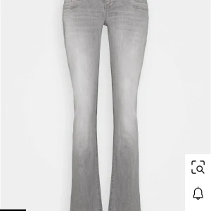 LTB jeans Valerie grå - Snygga grå jeansbyxor från LTB, modell Valerie. De har en klassisk femficksdesign, låg midja och utsvängda ben. Jeansen är i stretchig bomullsblandning. Knappt använda🤍 (Jag är 172cm!)