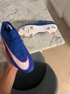Nike Air Zoom PRO 45.5 - Säljer ett par Nike Air Zoom pro fotbollsskor i storlek 45.5. De är använda ca 10 gånger och har öppnats jätte lite längst fram på den vänstra skon. Skorna är i väldigt bra skick dessutom. 