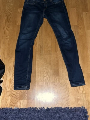 Mörkblå slim fit jeans - Tjena!Säljer nu ett par replay luz jeans i schysst färg och använda 2 gånger.Dem är i storlek w29 L 30 ,hör av er vid frågor