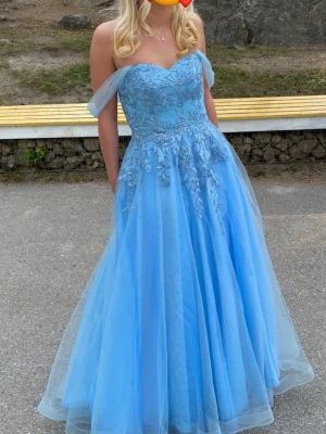 Ljusblå balklänning  - Fin ljusblå balklänning, beställd på JJs house använd en gång, lite märken längst ned. Är ungefär 166 cm