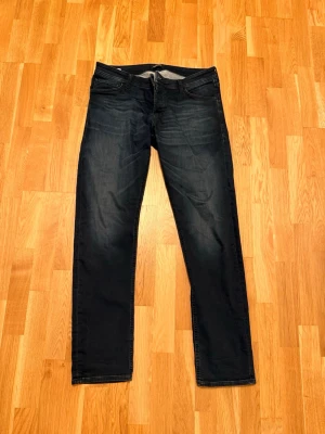 Jeans från Jack&Jones  - Snygga mörkblå jeans med raka ben och klassisk femficksdesign. Jeansen har subtila slitningar framtill och är perfekta för en avslappnad stil. Passar dig som gillar enkel och tidlös look. W36 L34, 150kr! Skriv vid funderingar:)