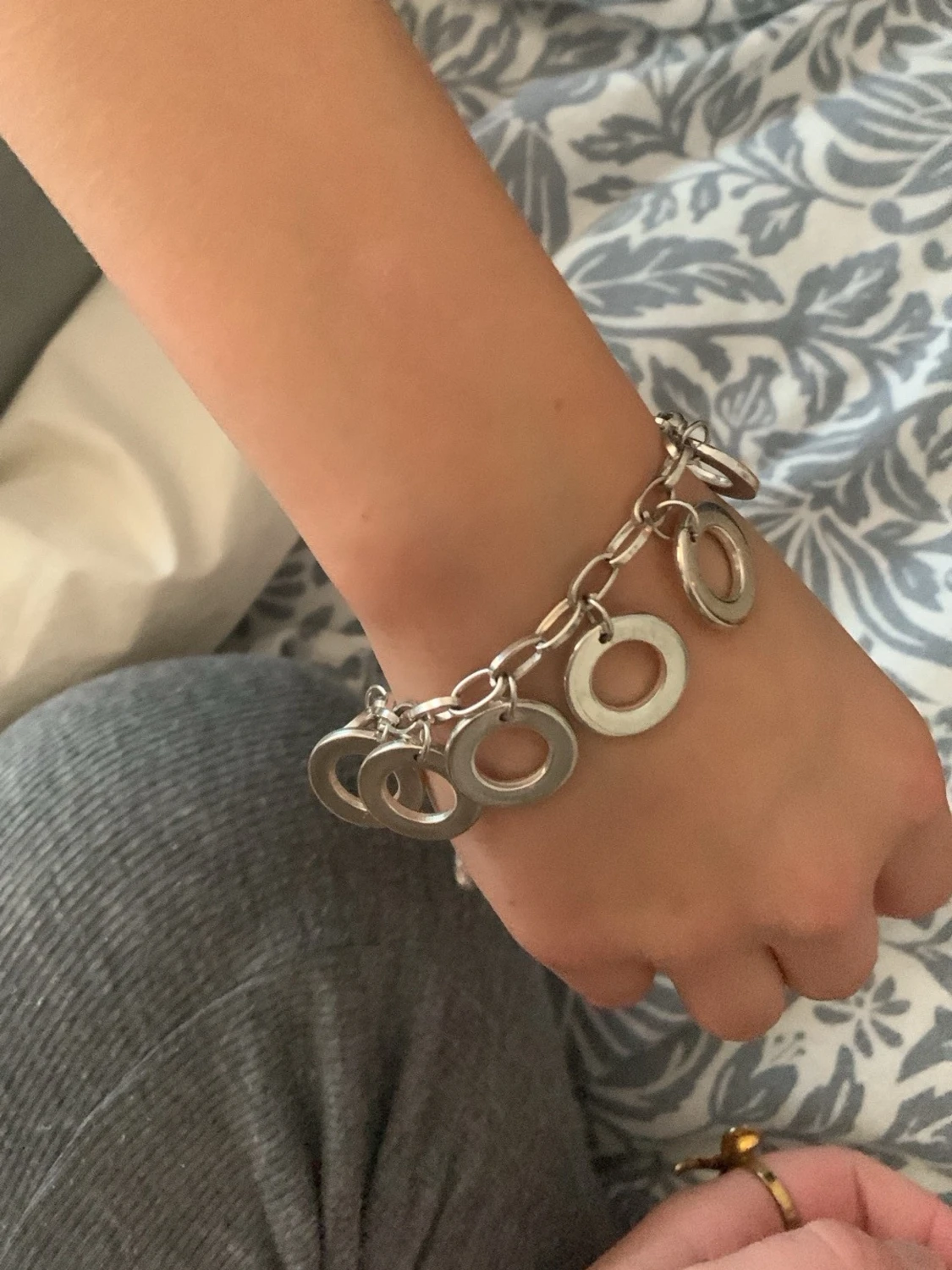 Silverfärgat armband med ringberlocker