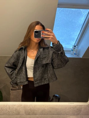 Grå jacka  - Grå kroppad jacka med fickor och skärp! Storlek S 💕💕💕