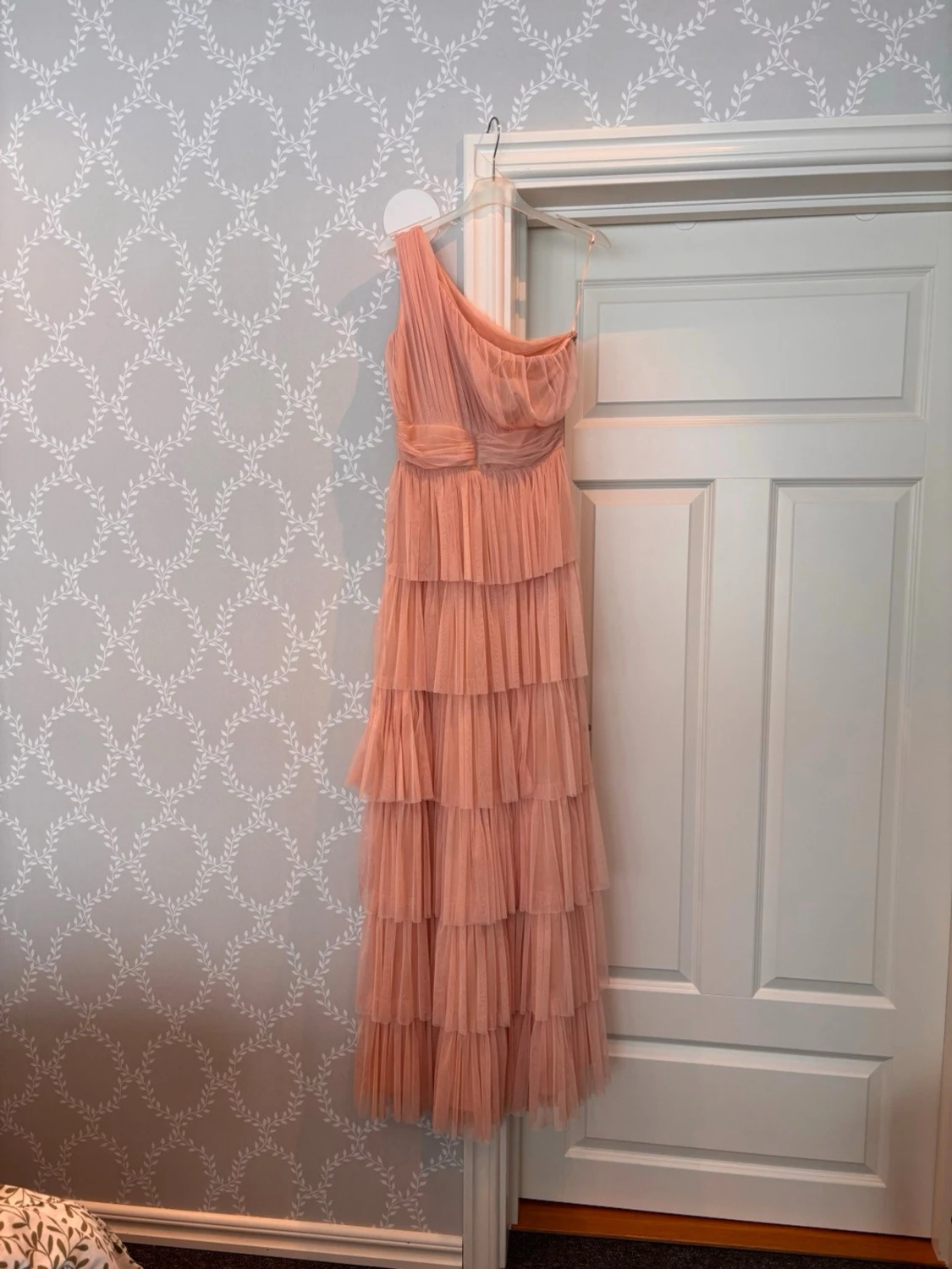 Ljusrosa långklänning med volanger