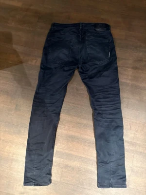 Mörkblå slim fit jeans från Neuw  - Säljer ett par mörkblå slim fit jeans från Neuw | modell: Lou Slim | storlek: 29/32 | hör av er vid frågor