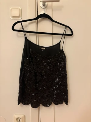 Svart paljettopp - Snygg svart topp från Bik Bok  med glittrande paljetter. 
