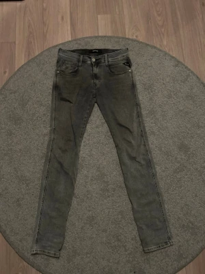 Gråa reaplay hyperflex jeans  - Snygga grå jeans från reaplay med klassisk femficksdesign och dragkedjegylf. Jeansen har raka ben och diskreta sömmar på bakfickorna. Perfekta för en avslappnad och trendig look.