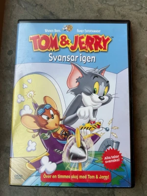 Tom & Jerry svansar igen dvd - DVD med Tom och Jerry. Innehåller flera animerade äventyr med Tom och Jerry. Alla talar svenska.  Finns på språk: Svenska, Engelska, Franska, Holländska   OBS!! skivorna är begagnade så det kan förekomma repor/hairlines på skivorna, men då jag kollar igenom alla filmer jag säljer garanterar jag att alla funkar felfritt om inget annat står! :)