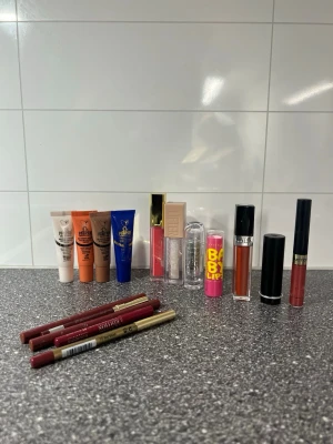 LÄPP KIT - läpp kit med Flera tuber Dr. Pawpaw och andra fina märken. Absolut inget fel på dessa produkter men jag använder annat. Varierande användning, det mesta oanvänt/ testat.