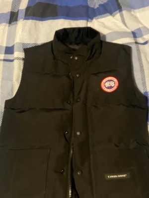 Canada goose  - En fin och är i nyskick Canada goose använt par gånger men inte längre pågrund av att de inte passar min stil längre 