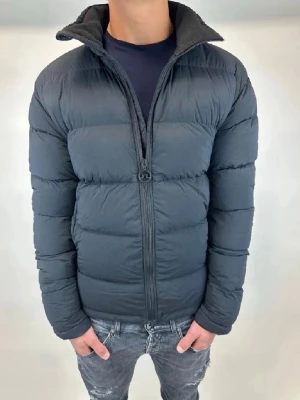 J.Lindeberg jacka  - J.Lindeberg jacka | färg: svart | skick: 9,5/10 | nypris: ca 3500 | skriv vid frågor | mvh! 